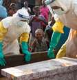Mãe de criança suspeita de ter morrido de Ebola chora ao lado do caixão, em Beni, na República Democrática do Congo
17/12/2018
REUTERS/Goran Tomasevic  Foto: Reuters