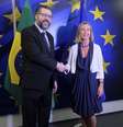 O chanceler brasileiro, Ernesto Araújo, e a Alta Representante da UE para Política Externa e Segurança, Federica Mogherini (2019).  Foto: EPA/OLIVIER HOSLET / BBC News Brasil