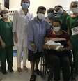 Lurdyani, ao lado do marido e da equipe médica, pega a filha no colo pela primeira vez, 51 dias depois do parto.  Foto: Divulgação / BBC News Brasil