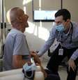 Vinicius Molla, hematologista e voluntário nos testes da potencial vacina de Oxford contra a Covid-19, examina paciente em São Paulo
09/07/2020 REUTERS/Amanda Perobelli  Foto: Reuters