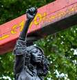 Estátua de manifestante é retirada de pedestal em Bristol  Foto: DW / Deutsche Welle