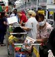 Clientes usam máscaras em unidade do Makro em Johannesburgo, na África do Sul
16/03/2020
REUTERS/Siphiwe Sibeko  Foto: Reuters
