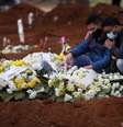 Familiares de mulher que morreu vítima da Covid-19 choram durante enterro em cemitério Vila Formosa, em São Paulo
16/07/2020
REUTERS/Amanda Perobelli  Foto: Reuters