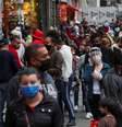 Pessoas com máscaras de proteção facial caminham em rua de comércio popular em São Paulo
15/07/2020
REUTERS/Amanda Perobelli  Foto: Reuters