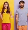 Homem e mulher em um fundo de cores diferentes, fazendo sinal de confusão  Foto: Shutterstock / Alto Astral