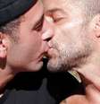 Ricky com Jwan em clipe do cantor Residente: beijo na boca mostrado ao público somente após 3 anos de relacionamento  Foto: Reprodução