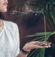Mulher segurando um incenso  Foto: Shutterstock / Alto Astral