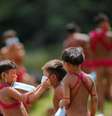 Meninos ianomâmis seguram máscaras em Alto Alegre, Roraima
01/07/2020
REUTERS/Adriano Machado  Foto: Reuters