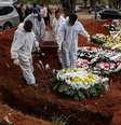 Coveiros se preparam para sepultar mulher que morreu com suspeita de ter sido infectada pelo novo coronavírus, no cemitério de Vila Formosa, em São Paulo
16/07/2020
REUTERS/Amanda Perobelli  Foto: Reuters