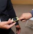 Campinas aplica testes com oxímetros para identificar pessoas idosas com baixa oxigenação do sangue, indicativo da covid-19  Foto: Fernanda Sunega/PM Campinas/Divulgação / Estadão
