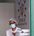 Funcionária da Universidade Federal de São Paulo no local onde está sendo testada a vacina Oxford/AstraZeneca contra a Covid-19
24/06/2020 REUTERS/Amanda Perobelli  Foto: Reuters