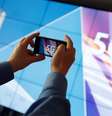 Jornalista fotografa logotipo do 5G. 19/3/2019.  REUTERS/Kai Pfaffenbach  Foto: Reuters