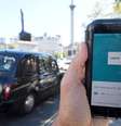 Táxi em Londres passa enquanto aplicativo do Uber é mostrado em smartphone em primeiro plano. 22/9/2017. REUTERS/Toby Melville  Foto: Reuters