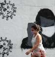 Mulher passa por grafite em muro em rua do Rio de Janeiro
02/07/2020
REUTERS/Sergio Moraes/File Photo  Foto: Reuters