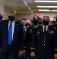 Presidente dos EUA, Donald Trump, usa máscara de proteção durante vista a centro militar em Maryland. 11/7/2020. REUTERS/Tasos Katopodis  Foto: Reuters