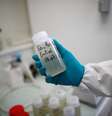 Cientista segura amostra de água em laboratório da Eau de Paris
22/07/2020
REUTERS/Benoit Tessier  Foto: Reuters