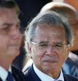 Guedes observa Bolsonaro ao deixar o Palácio da Alvorada
27/04/2020
REUTERS/Ueslei Marcelino  Foto: Reuters
