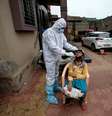 Profissional médico, utilizando equipamentos de proteção, testa um garoto para o coronavírus na Índia. 24/07/2020. REUTERS/Amit Dave. 

  Foto: Reuters