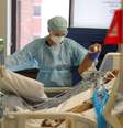 Médica trata de paciente que tem Covid-19. 18/05/2020. REUTERS/Lucy Nicholson. 
  Foto: Reuters