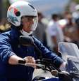 Bolsonaro chega ao Palácio da Alvorada de moto no último sábado
25/07/2020
REUTERS/Adriano Machado  Foto: Reuters