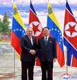 Presidente da Assembleia Nacional Constituinte da Venezuela, Diosdado Cabello, posa para foto durante visita a Pyongyang, em foto divulgada pela agência oficial norte-coreana, a KCNA
25/09/2019
KCNA via REUTERS  Foto: Reuters