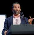 Donald Trump Jr. fala a jovens que aguardam discurso do pai, o presidente dos EUA, Donald Trump
23/06/2020
REUTERS/Carlos Barria  Foto: Reuters