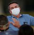Presidente Jair Bolsonaro aparece de máscara perante apoiadores, em Brasília  Foto: DW / Deutsche Welle