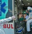 Médicos dizem que, no começo, eram aplaudidos no mundo todo; agora, estão com salário atrasado, e alguns continuam trabalhando inclusive sem receber  Foto: AFP / BBC News Brasil