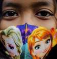 Criança fotograda em Medan, Indonésia; autores de pesquisa no JAMA Pediatrics destacam que saber sobre potencial de transmissão das crianças é ainda mais importante com planos de volta às aulas e de uma eventual vacina  Foto: EPA/DEDI SINUHAJI / BBC News Brasil