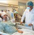 Antes de receber o transplante, Kuhns passou cem dias na UTI ligado a uma máquina de oxigenação por membrana extracorpórea, chamada de ECMO. Crédito: Northwestern Medicine  Foto: Northwestern Medicine / BBC News Brasil