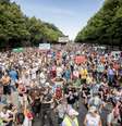 Poucas máscaras foram vistas em meio aos grupos que caminhavam do portão de Brandemburgo até o parque Tiergarten.  Foto: Reuters