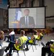 O presidente francês, Emmanuel Macron, discursou na cerimônia por meio de uma transmissão ao vivo.  Foto: AFP / BBC News Brasil