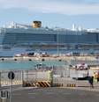 O navio de cruzeiro Costa Smeralda, da Costa Crociere, com cerca de 6.000 passageiros, atracado no porto italiano de Civitavecchia, em janeiro deste ano  Foto: Guglielmo Mangiapane / Reuters