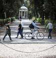 Italianos passeando na Vila Borghese, em Roma  Foto: ANSA / Ansa - Brasil