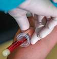 Especialistas alertam que remédios ainda estão em fase de testes portanto não estão liberados para consumo  Foto: EPA / BBC News Brasil
