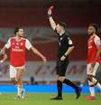 Eddie Nketiah do Arsenal é expulso em jogo contra o Leicester
07/07/2020
Adam Davy/Pool via REUTERS  Foto: Reuters