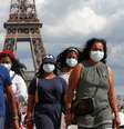 Pessoas com máscaras de proteção perto da Torre Eiffel, em Paris
03/08/2020 REUTERS/Gonzalo Fuentes  Foto: Reuters