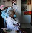 Profissionais de saúde examinam paciente em São Paulo
02/07/2020 REUTERS/Amanda Perobelli  Foto: Reuters