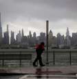 Homem caminha durante ventania e chuva na margem do rio Hudson, em Nova Jersey, em frente à cidade de Nova York, durante a passagem da tempestade Isaias
04/08/2020
REUTERS/Mike Segar  Foto: Reuters