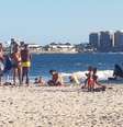 Proibição de ficar na areia não vem sendo seguida pelos frequentadores das praias do Rio  Foto: Sílvio Alves Barsetti