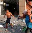 Homem retira mulher ferida de escombros em Beirute  Foto: Getty Images / BBC News Brasil