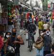 Pessoas em tradicional rua de comércio popular no centro do Rio de Janeiro
29/06/2020
REUTERS/Lucas Landau  Foto: Reuters