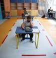 Crianças na sala de aula depois que as escolas reabriram, em meio ao bloqueio da doença por coronavírus (COVID-19) em Varsóvia, Polônia  Foto: Kacper Pempel / Reuters