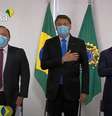 O presidente Jair Bolsonaro assina Medida Provisória que libera R$ 1,9 bilhão para a produção de vacina contra o coronavírus, no Palácio do Planalto.   Foto: Reprodução/ TV Brasil / Estadão