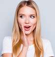 Mulher com a mão no rosto, olhando para o lado e em pose como se fosse contar algo  Foto: Shutterstock / Alto Astral
