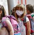 Escola na Alemanha retomou aulas e alguns alunos voltaram com máscaras  Foto: EPA / BBC News Brasil