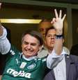 Bolsonaro parece que voltou a ser palmeirense e comemorou o titulo paulista (Foto: Aloisio Mauricio/Fotoarena)  Foto: LANCE!