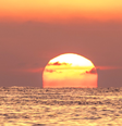 O sol pode ficar vermelho sobre o mar e com um céu laranja.  Foto: Getty Images / BBC News Brasil