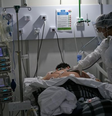 Estudo publicado na revista científica Lancet mostrou que pessoas mais novas internadas por covid-19 tinham maior probabilidade de ter IMC alto  Foto: Ricardo Moraes/Reuters / BBC News Brasil