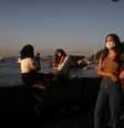 Jovens aproveitam pôr do sol no Rio de Janeiro em meio à pandemia de Covid-19
08/08/2020 REUTERS/Pilar Olivares  Foto: Reuters